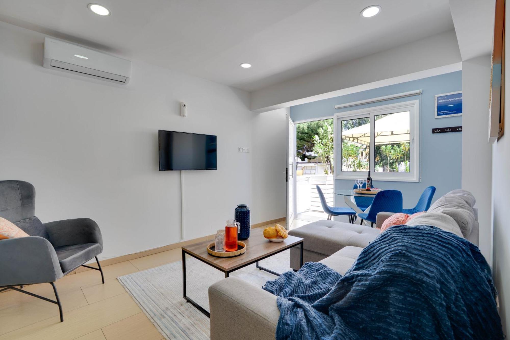 Atlantis Apartments 50M From Makenzy Seafront Larnaca Buitenkant foto