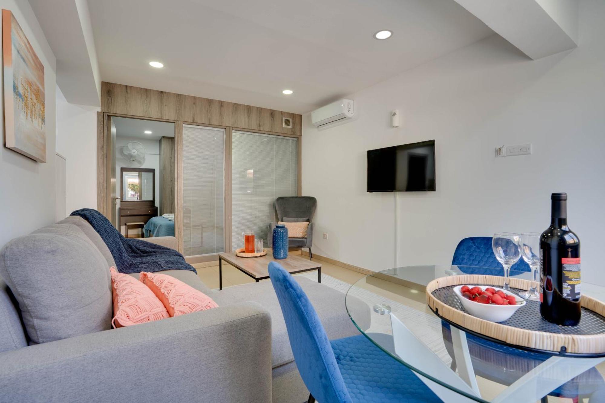 Atlantis Apartments 50M From Makenzy Seafront Larnaca Buitenkant foto