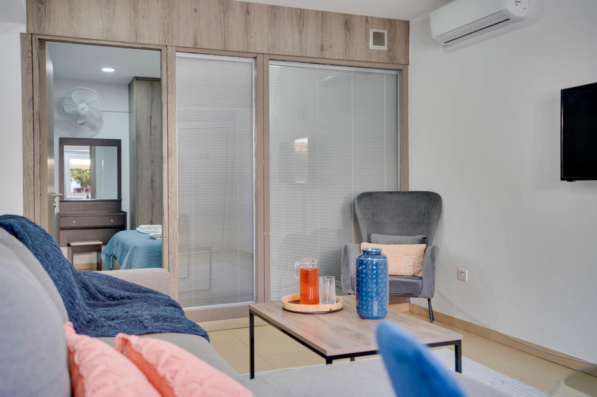 Atlantis Apartments 50M From Makenzy Seafront Larnaca Buitenkant foto