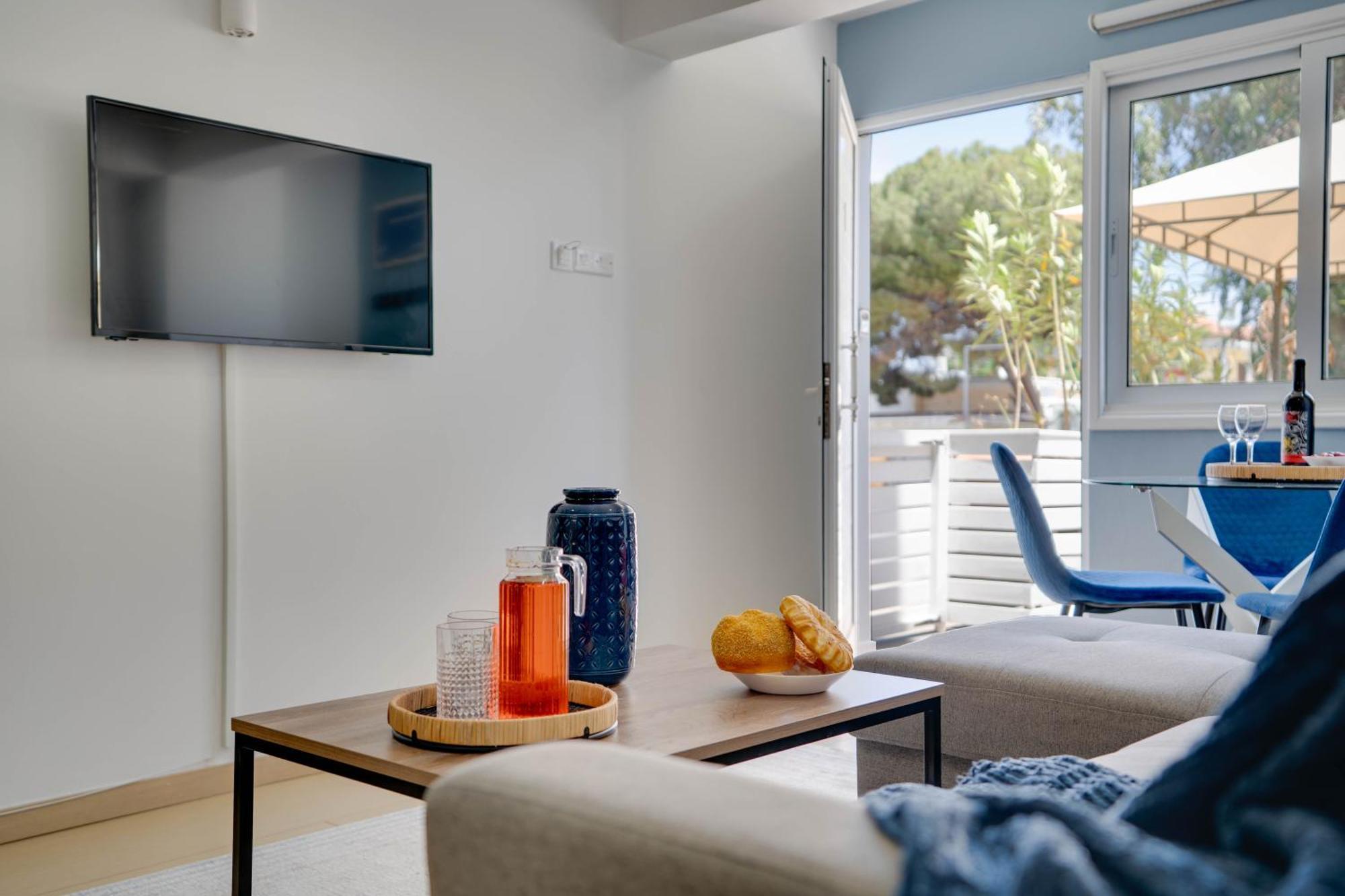 Atlantis Apartments 50M From Makenzy Seafront Larnaca Buitenkant foto