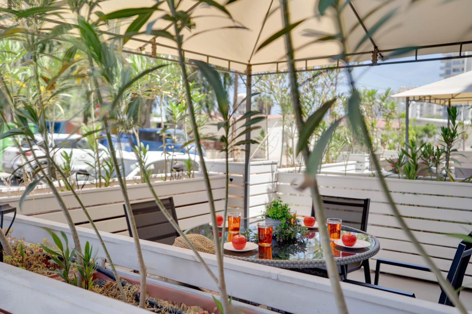 Atlantis Apartments 50M From Makenzy Seafront Larnaca Buitenkant foto