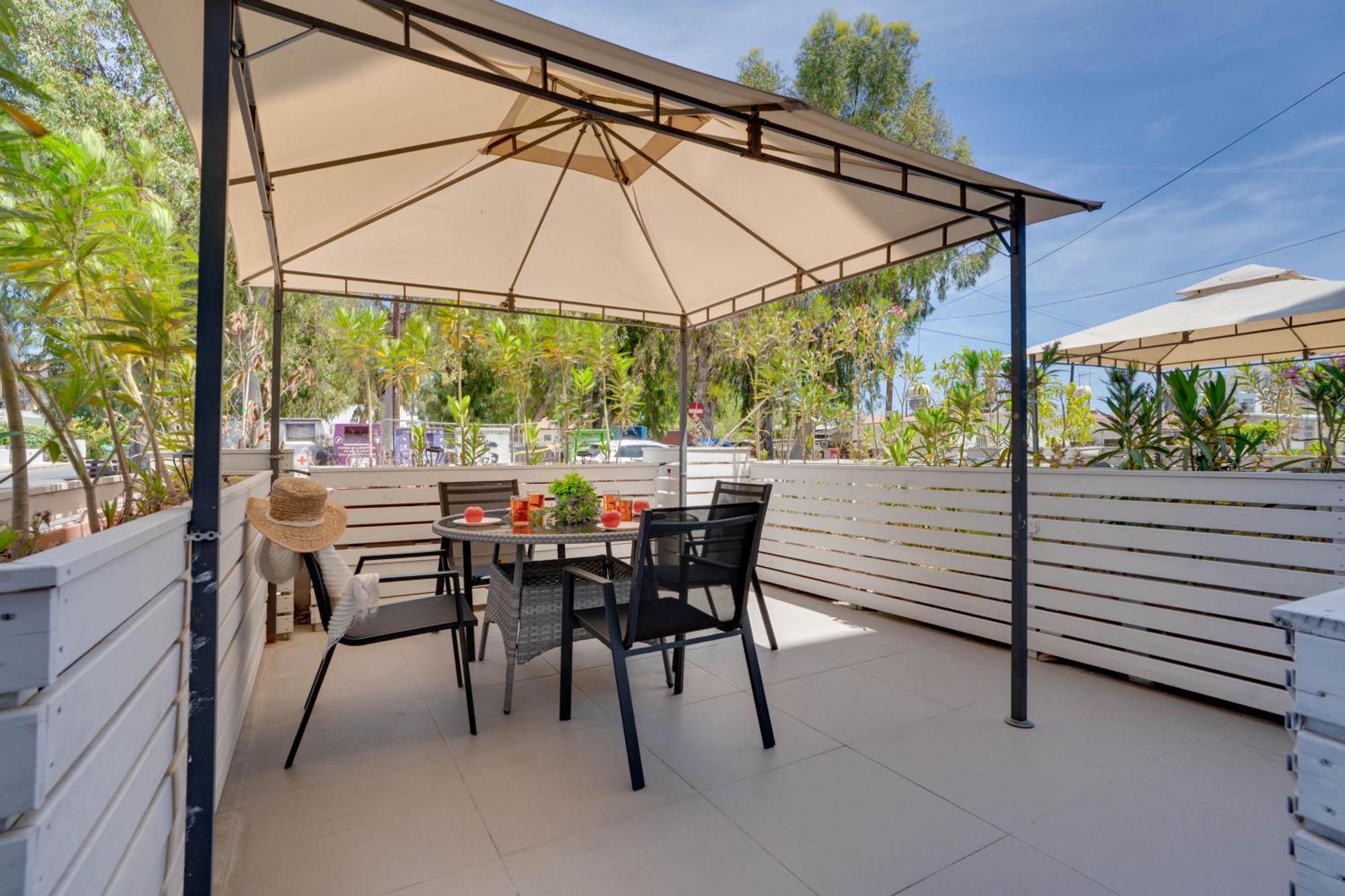 Atlantis Apartments 50M From Makenzy Seafront Larnaca Buitenkant foto